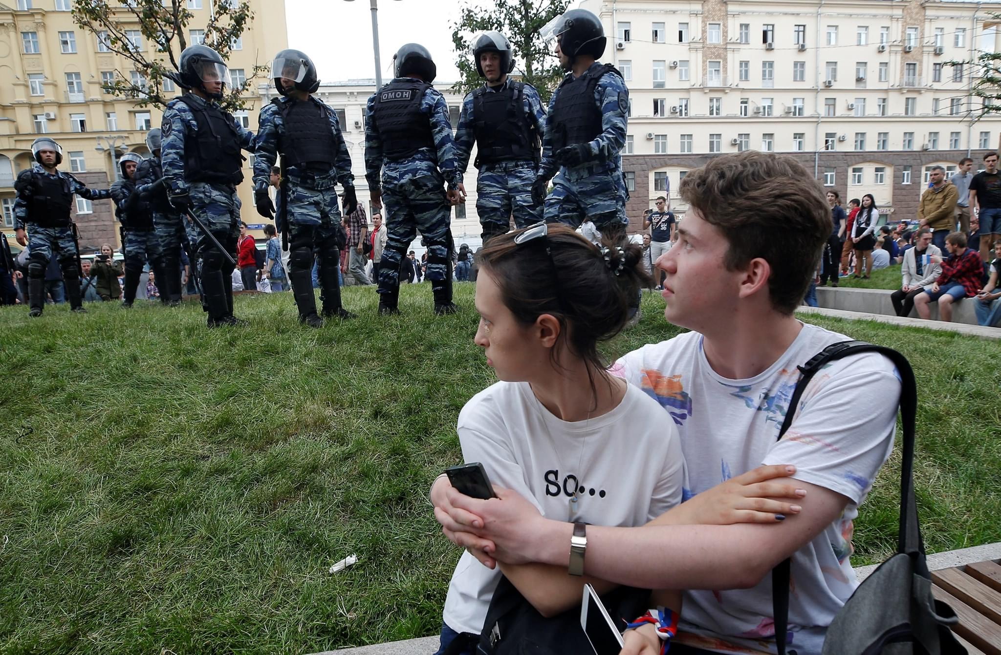 Люди после митинга. Молодежь на митинге. Молодежные протесты. Митинг 12 июня 2017 в Москве.